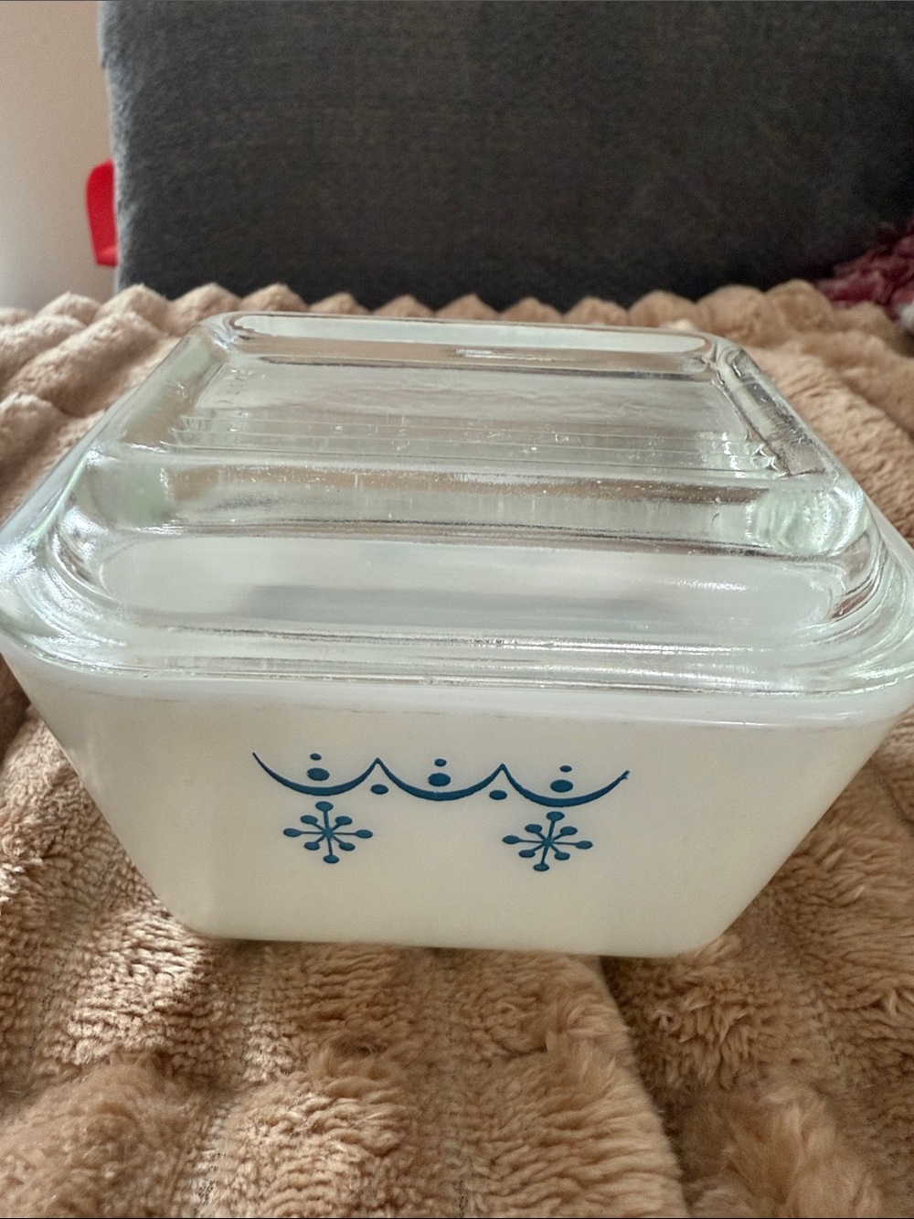 Pyrex Vintage snowflake refrigerator dish with lid 501d dish 591c lid